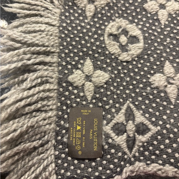 Authentic Louis Vuitton scarf - Picture 3 of 5